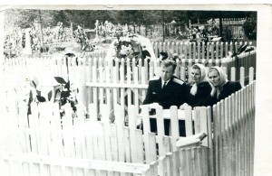 А.В.Костров (слушатель ВИА) с мамой (в центре) и тётей Полей на могиле дедушки и отца А.П. Кострова