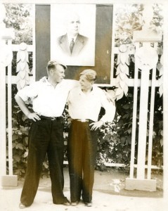 Л-т Костров А.В (слева) с двоюродным братом золотым медалистом 17  СШ г. Калинина  Лоллиным В.А. в горсаду, 1955. Под портретом Н.С. Хрущёва