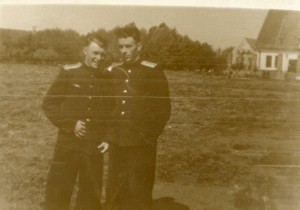 Л-ты Костров (слева) и Мостовой, 4 гв. иап КБФ, Мамоново, 1956, на фоне немецких казарм, на первом плане - столовая