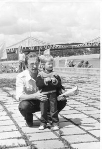 Фото Кострова А.В. Зять А.В. Ткачёв с дочкой Настенькой, г. Калинин,  горсад, вид на старый мост через Волгу и Заволжье, 1986