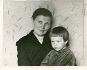 Маня с внучкой Олей Лоллиной