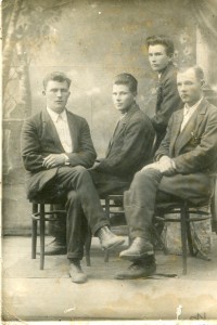 д. Вася со свестниками (третий слева)